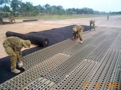 Laying-pierced-aluminium-planking-on-Nui-Dat-airfield-SVN
