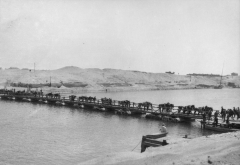 1915-Pontoon-bridge-over-Suez-Canal