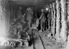 1917-Tunnellers-loading-trolleys